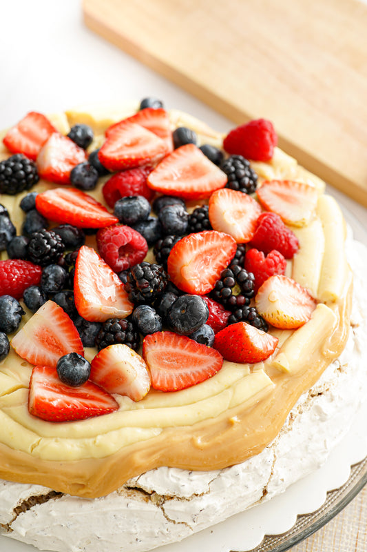 Pavlova con manjar y frutos rojos