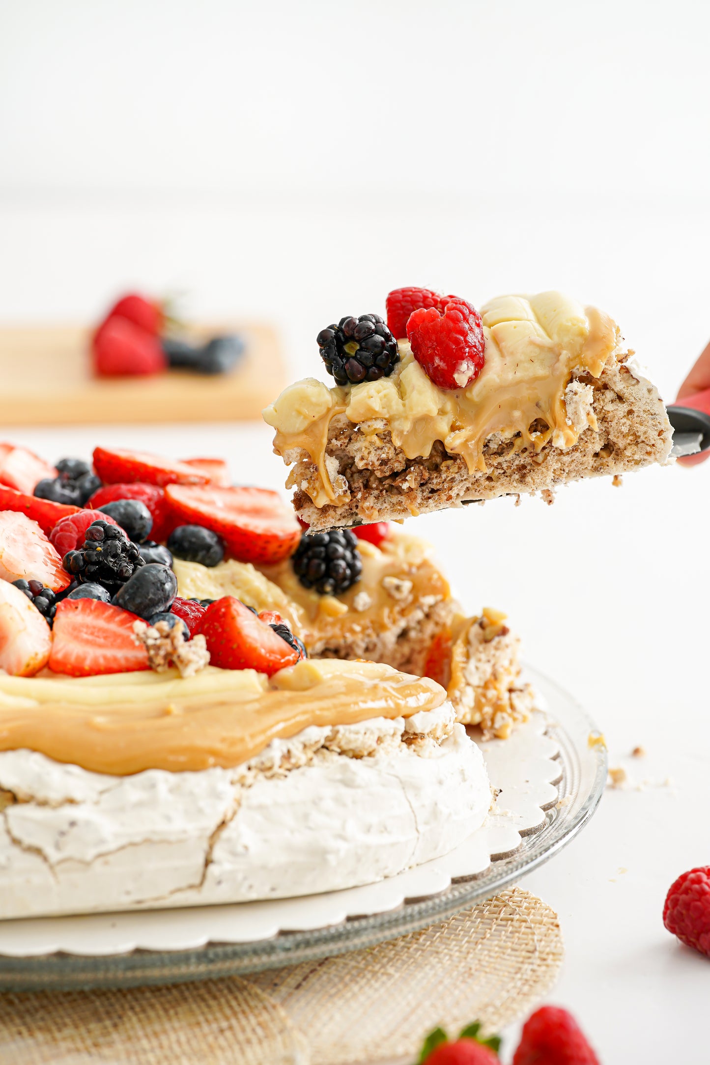 Pavlova con manjar y frutos rojos