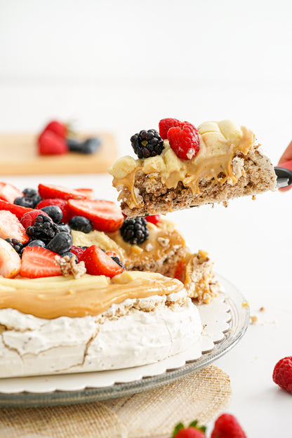 Pavlova con manjar y frutos rojos