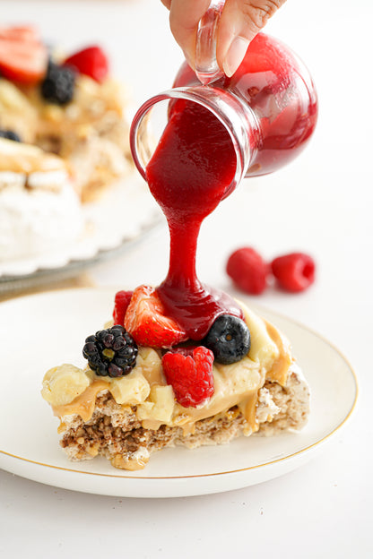 Pavlova con manjar y frutos rojos