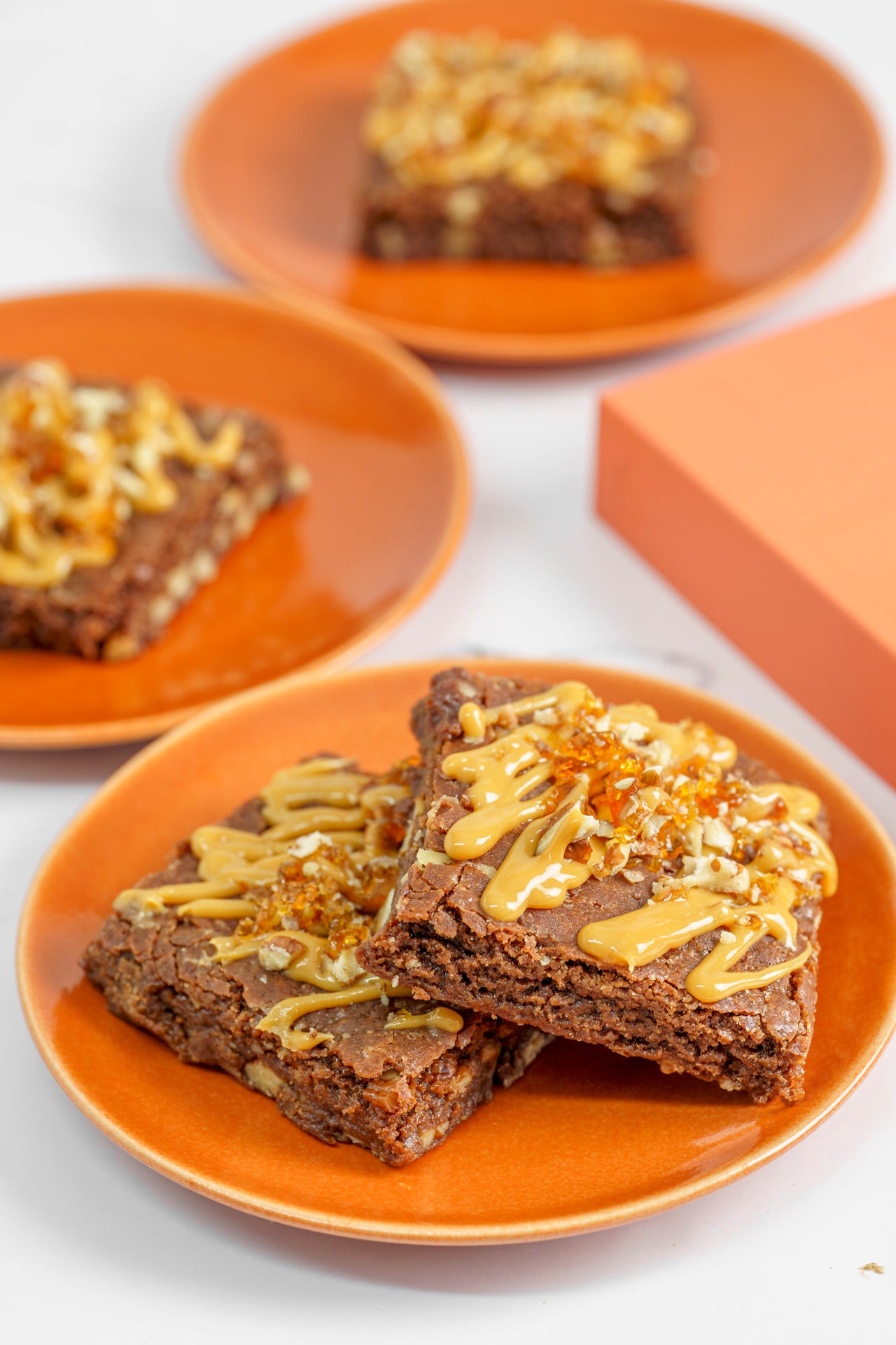 Caja de fudgy brownie bites de praliné de pecanas.