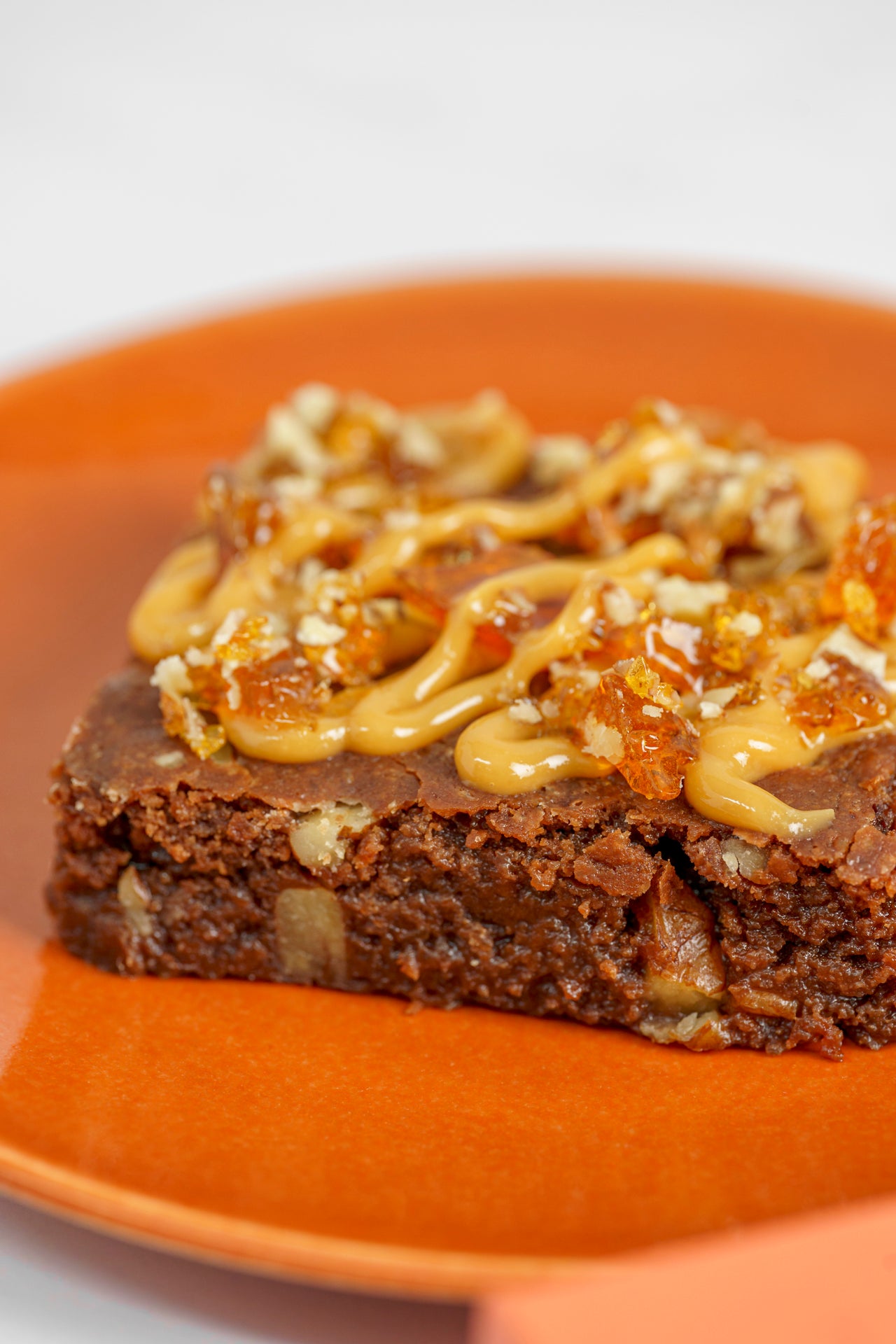 Caja de fudgy brownie bites de praliné de pecanas.