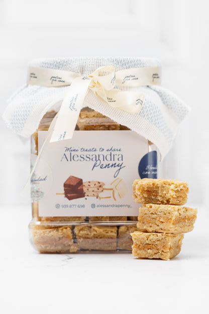 Jar de fudgy blondies con manjar grande